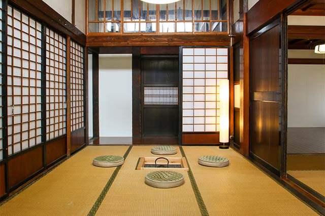 「ナチュールライフ三条しただ」のいろりのある茶の間