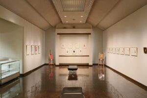 洋画家有元利夫の版画のコレクションを弥彦で展示