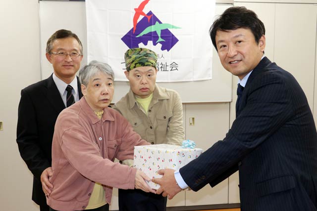 いちばん右が第四銀行燕支店の神子島支店長