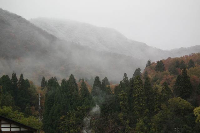 「しただブログ」に掲載された「かもしが病院」5階から撮影した写真、奥にある粟ヶ岳は冠雪しているはずだがガスに姿を隠す 