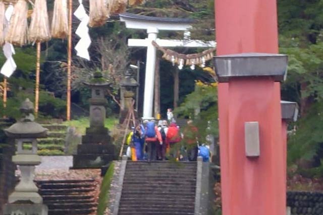 青海神社の階段を上って出発した「山城ツアー」（読者提供写真）