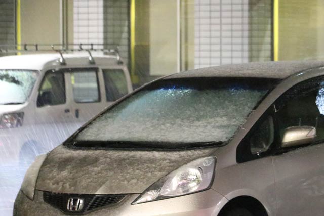 19日夕方、燕三条地場産業振興センター駐車場の車にうっすらと雪が積もった