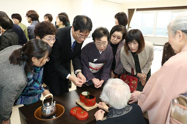 第二席で鈴木市長も道具組に関する話を聞く