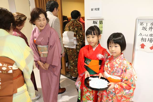 振り袖の女の子もお手伝い