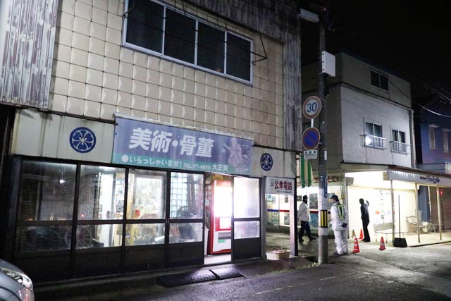 事件のあった「大正洞」、右の店舗が古沢店主が駆け込んだ玩具店「ジョイフル」