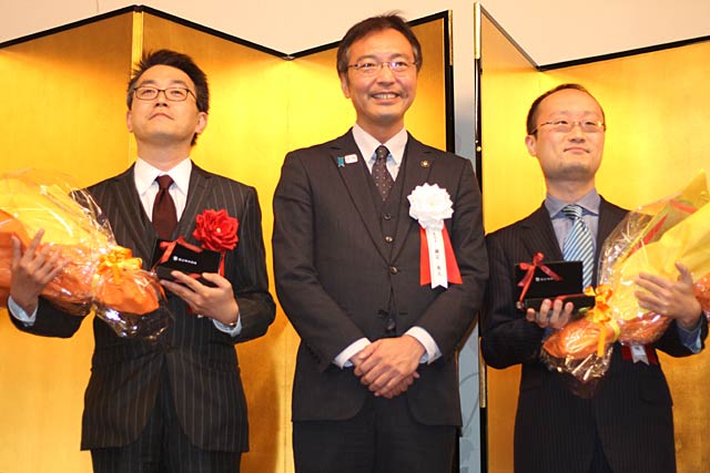 左から羽生棋聖、国定市長、渡辺竜王