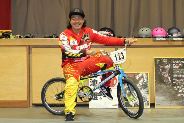 ステージえんわがでBMXパフォーマンスを披露する三条市地域おこし協力隊でもある菊池雄さん