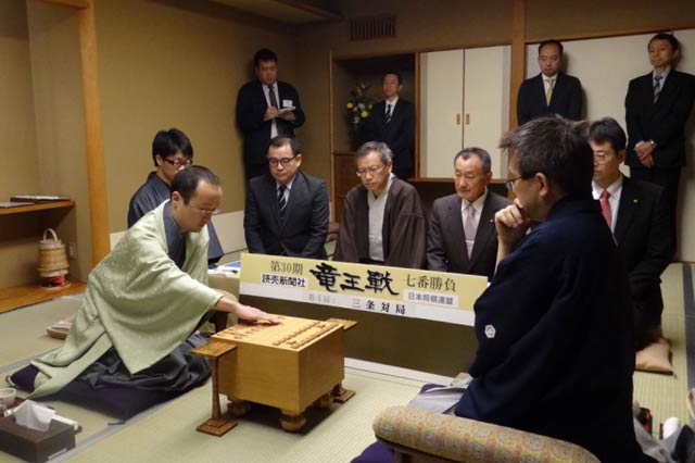 第30期竜王戦第四局で初手を指す渡辺竜王