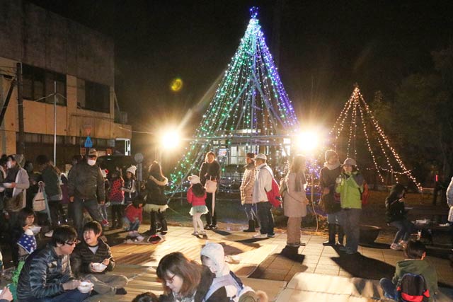 岩室駅前のロータリー広場で行われたイルミネーションの点灯式