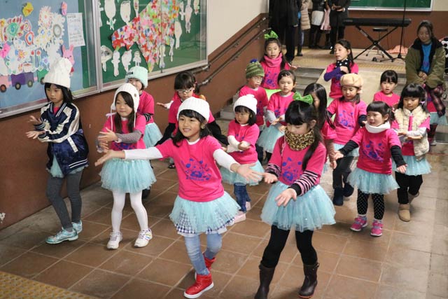 「いわねちゃんダンス部」の子どもたちがダンスを披露