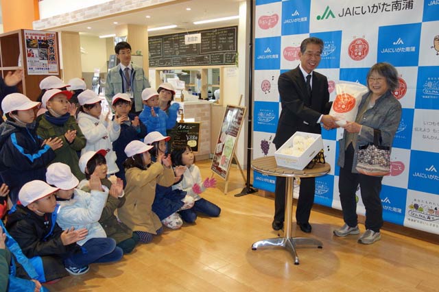 生活科の授業の一環で来店していた三条市立栄中央小学校の2年生も一緒に40万人達成を祝福
