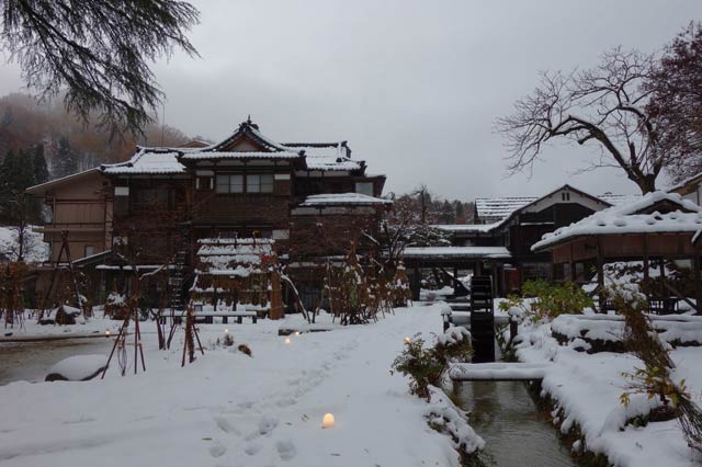嵐渓荘の前庭に積もった雪