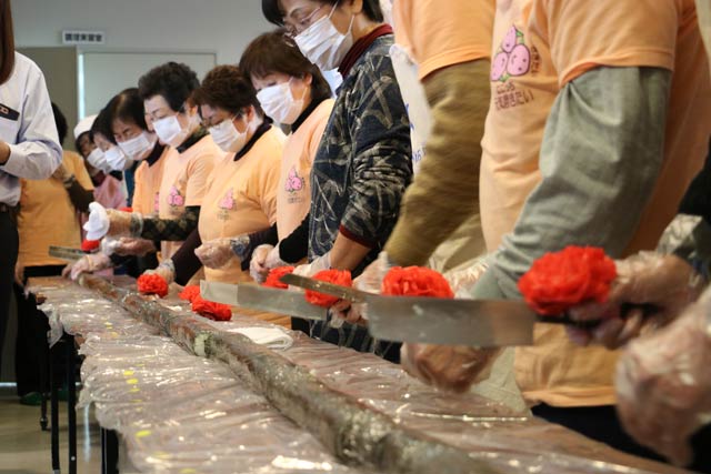 「元気みがきたい」10周年特別企画で長さ9メートルののり巻き作りに挑戦