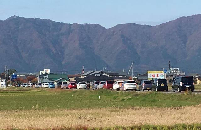 クマが目撃された弥彦山（11月3日撮影）