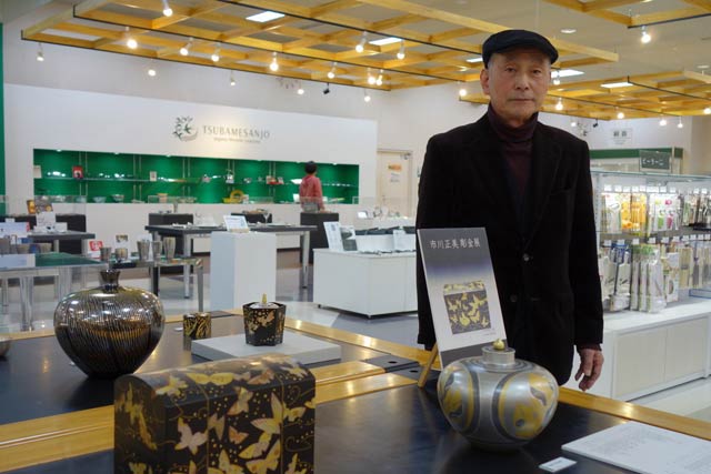 燕三条地場産業振興センターで開かれてる市川正美彫金展で市川正美さん