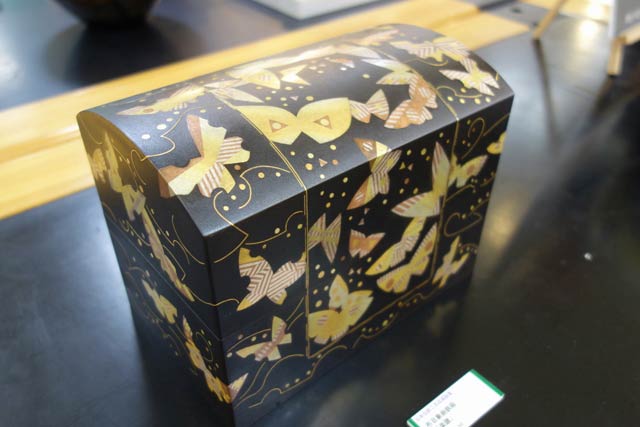 塗り物のような作品
