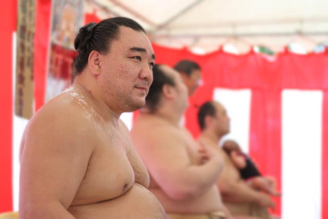 赤ちゃん写真コンテストで笑顔の日馬富士