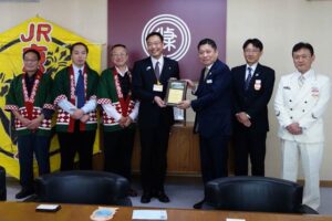 三条市へ盾の贈呈、左から東三条商店街の3人、国定市長、日野常務