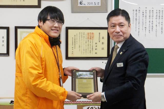 日野常務から盾を受け取る燕市観光協会の齋藤係長