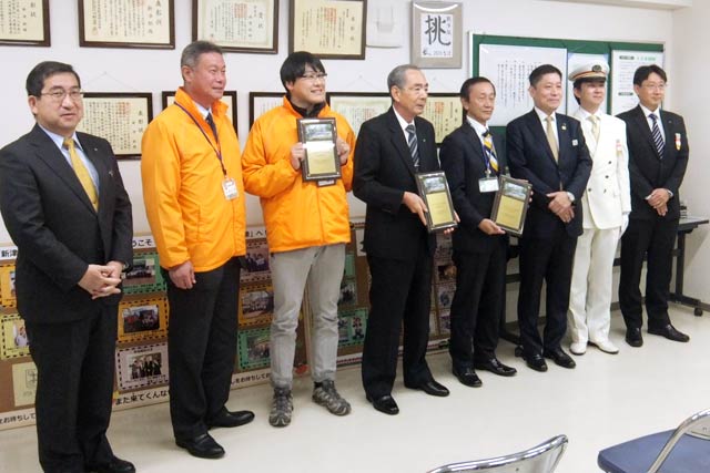 JR新津駅で盾の贈呈式