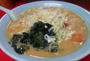 チャリティラーメンとして1杯100円以上として販売する氷頭みそラーメン