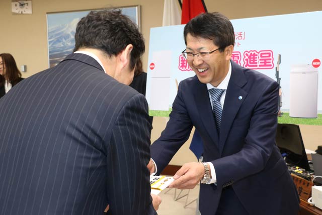 米山知事に成婚者への目録を手渡すツインバード工業の野水社長