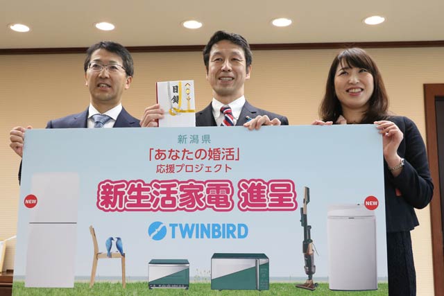 左からツイバード工業の野水社長、米山知事、トアイリンクスの佐藤代表