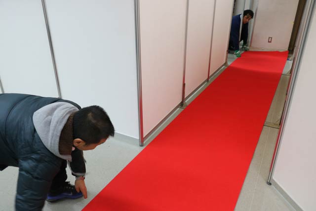 学生服を試着してこのレッドカーペットを歩く
