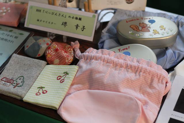 神戸マイスターのブースに展示されている『べっぴんさん』に使われた小物類