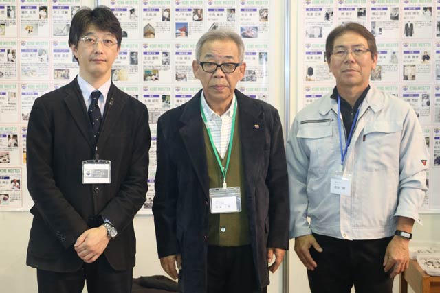 左から公益財団法人神戸市産業振興財団の柿並課長、神戸マイスター交流会会長の吉本さん、みかげ石のモザイク貼り体験のワークショップを指導している石工の神戸マイスター岩田さん