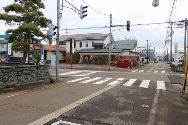 岡田さん運転の軽自動車が写真の左から手前を右折したところで平井さんとぶつかった