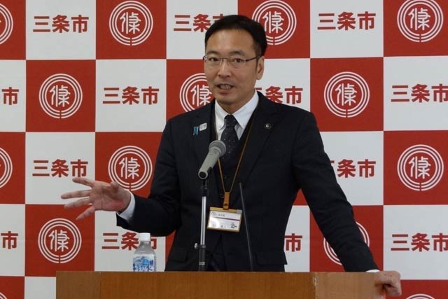 記者会見する国定市長