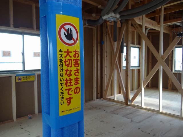 柱に張られた大きな文字のサイン