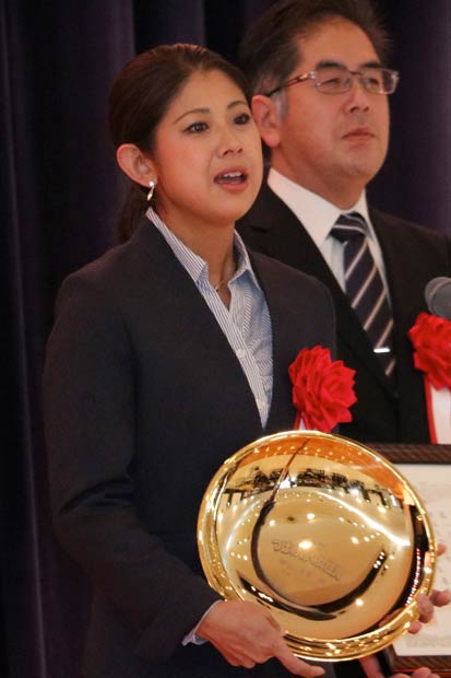つばめ輝く女性賞を受けた藤次郎の甲田さん