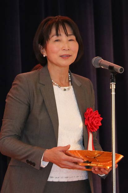 つばめ輝く女性応援賞を受けたハセテックの原田社長