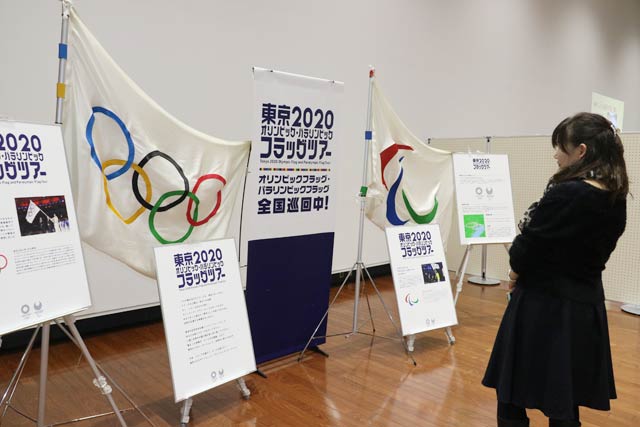 燕市役所で行われている東京2020オリンピック・パラリンピックフラッグター