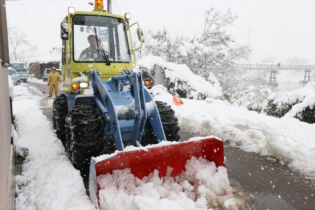燕市南1地内を走る除雪車