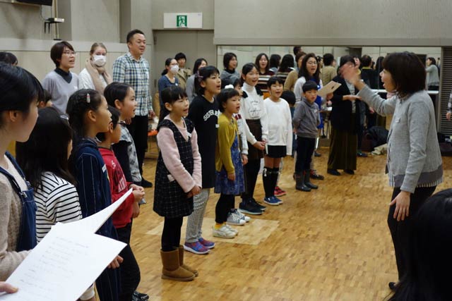 燕Pleasing Gospel Companyのゴスペルクリスマスコンサートのリハーサル