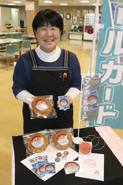 燕市のマンホールカード配布開始にあわせた企画が行われる道の駅国上
