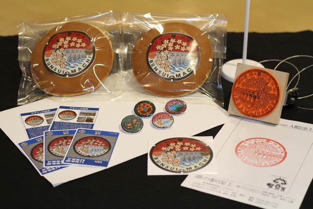 缶バッジやシール、スタンプも