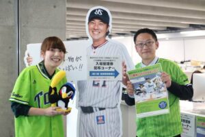 東京ヤクルトスワローズ燕戦士トークショーの入場整理券を配布している地域振興課