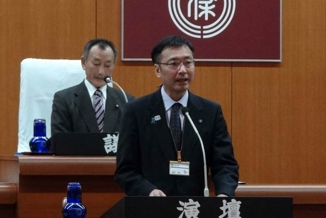 提案理由を述べる国定市長