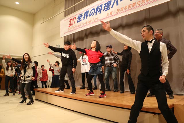 みんなが前へ出てダンスを踊っても盛り上がる