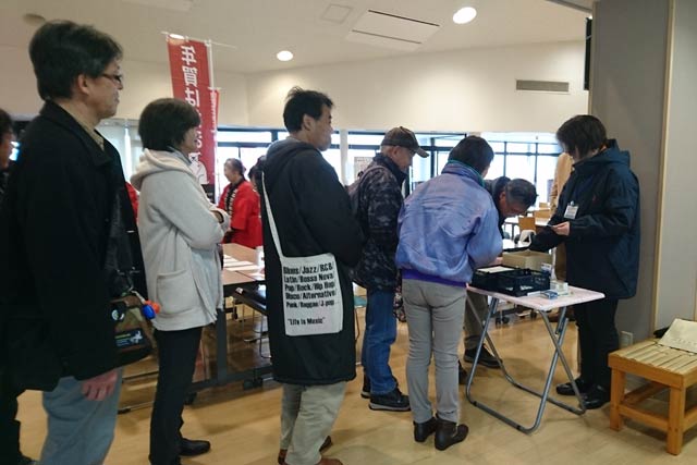燕市のマンホールカード発行初日の道の駅国上