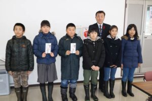粟生津小児童が燕市社協を訪れて学校田で収穫したコメの販売で得た8,700円を燕市社協に、赤い羽根の校内募金に寄せられた善意1万4,226円を新潟県共同募金会燕市共同募金委員会に寄付