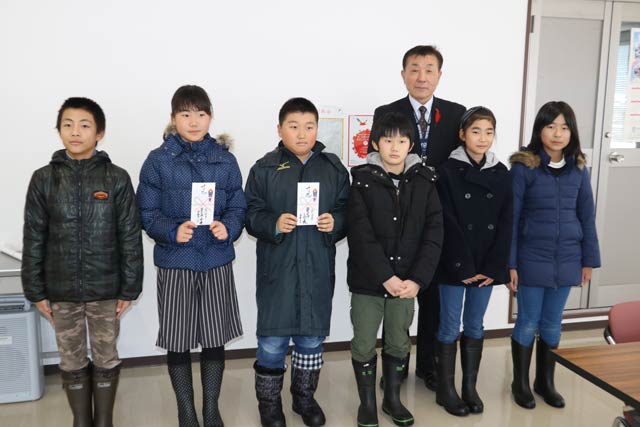 粟生津小児童が燕市社協を訪れて学校田で収穫したコメの販売で得た8,700円を燕市社協に、赤い羽根の校内募金に寄せられた善意1万4,226円を新潟県共同募金会燕市共同募金委員会に寄付