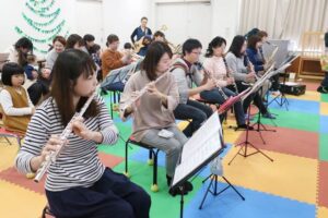 クリスマス☆コンサートに向けて「こどもの森」で練習する中越ひかりママ楽団