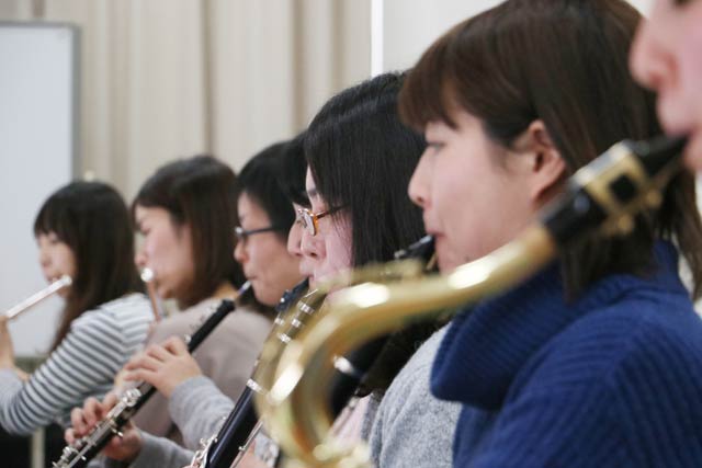 クリスマス☆コンサートに向けて「こどもの森」で練習する中越ひかりママ楽団