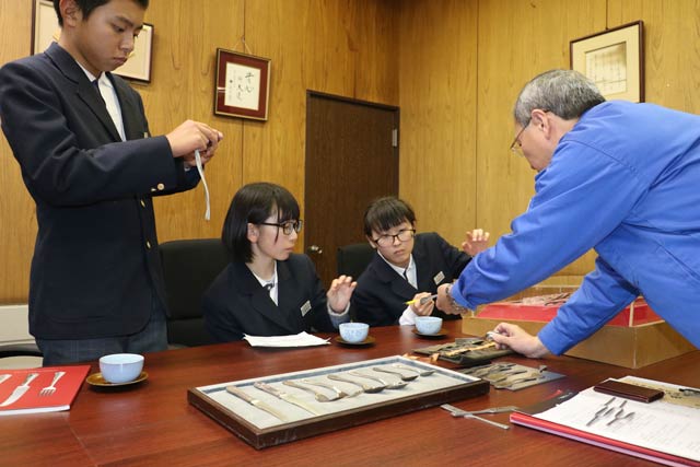 燕物産を訪問して取材する左から小池中生徒会の星野会長、小柳副会長、川崎さん、そして燕物産の捧社長