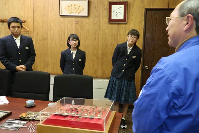取材を終わって捧社長に礼を述べる
